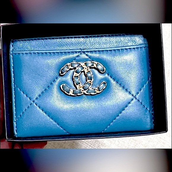 CHANEL Quilted Chanel 19 Card Holder
Wallet - Picture 1 of 14